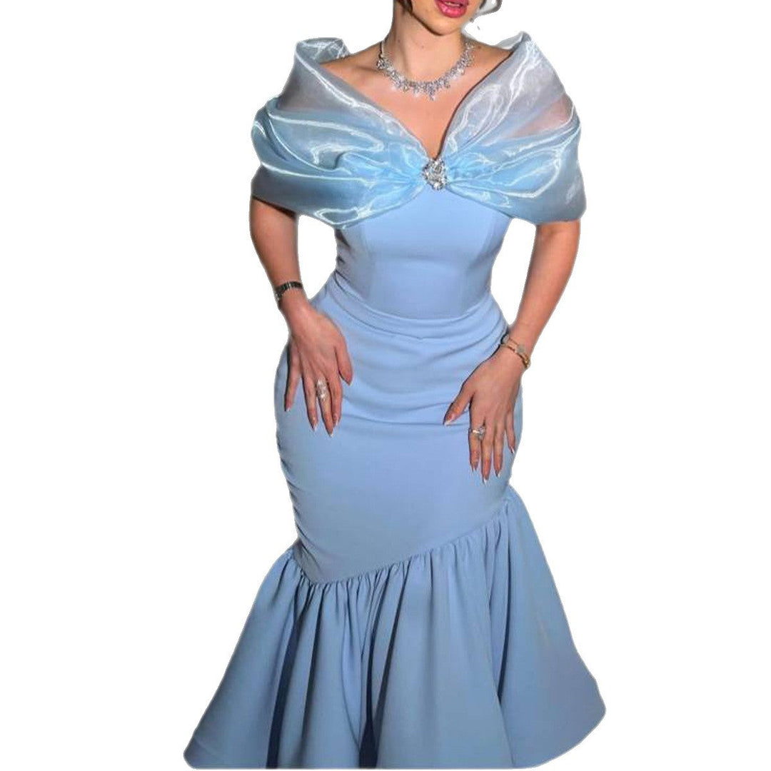 Fließendes blaues Damen Chiffonkleid in Midilänge mit elegantem Cape & femininen floralen Applikationen für Events.