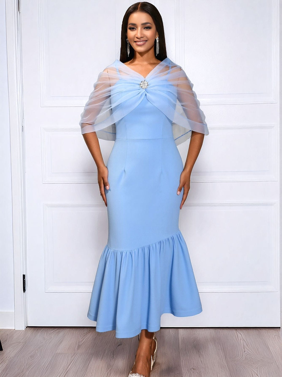 Edles blaues Damenkleid mit Chiffon-Cape & detailreichen floralen Applikationen; perfekt als Abendkleid oder für Hochzeiten.