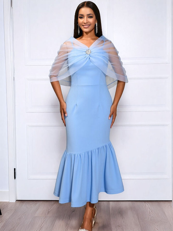 Edles blaues Damenkleid mit Chiffon-Cape & detailreichen floralen Applikationen; perfekt als Abendkleid oder für Hochzeiten.