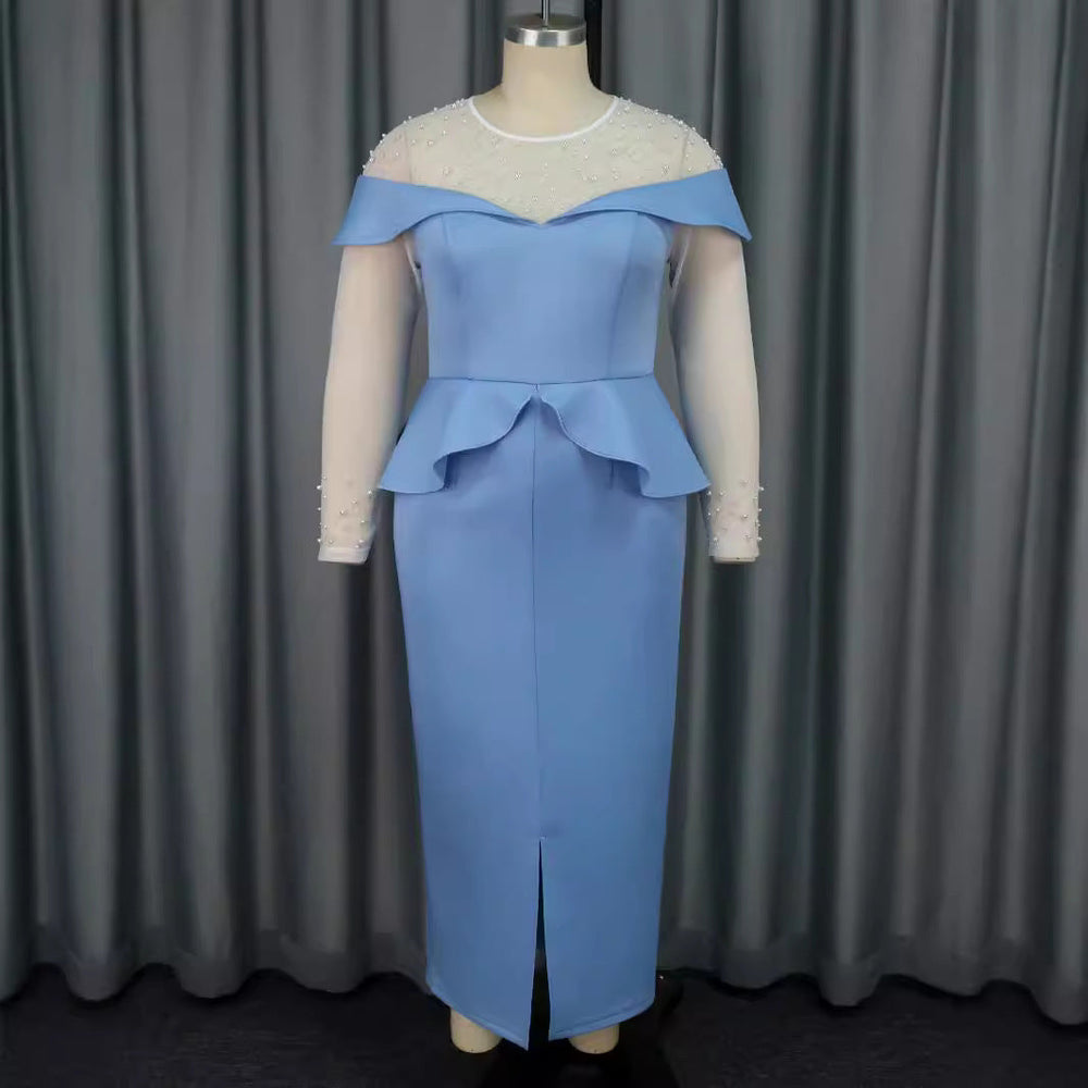 Festliches blaues Damen-Midikleid, schulterfrei mit Rüschen. Ideal als Abend- oder Partykleid für elegante Events.
