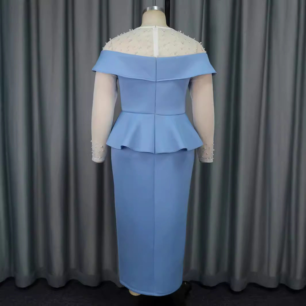 Blaues schulterfreies Midi-Sommerkleid für Damen mit eleganten Rüschen. Ideal für Cocktailevents und Partys.