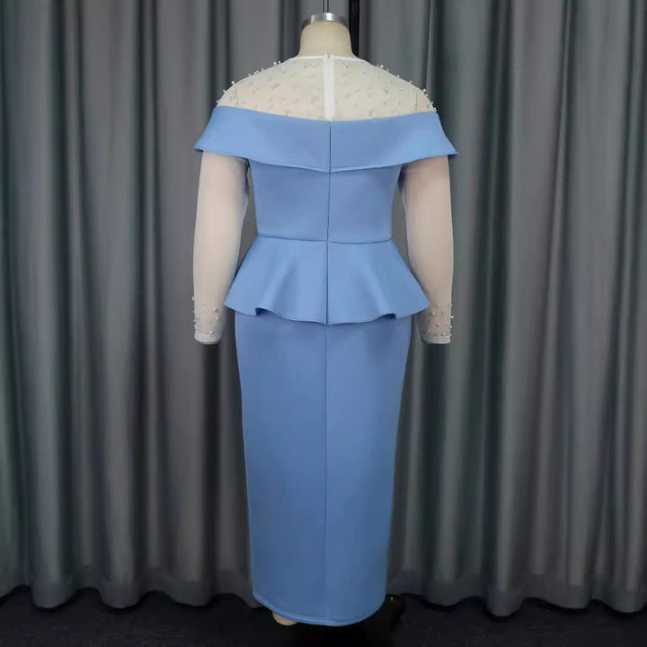 Blaues schulterfreies Midi-Sommerkleid für Damen mit eleganten Rüschen. Ideal für Cocktailevents und Partys.