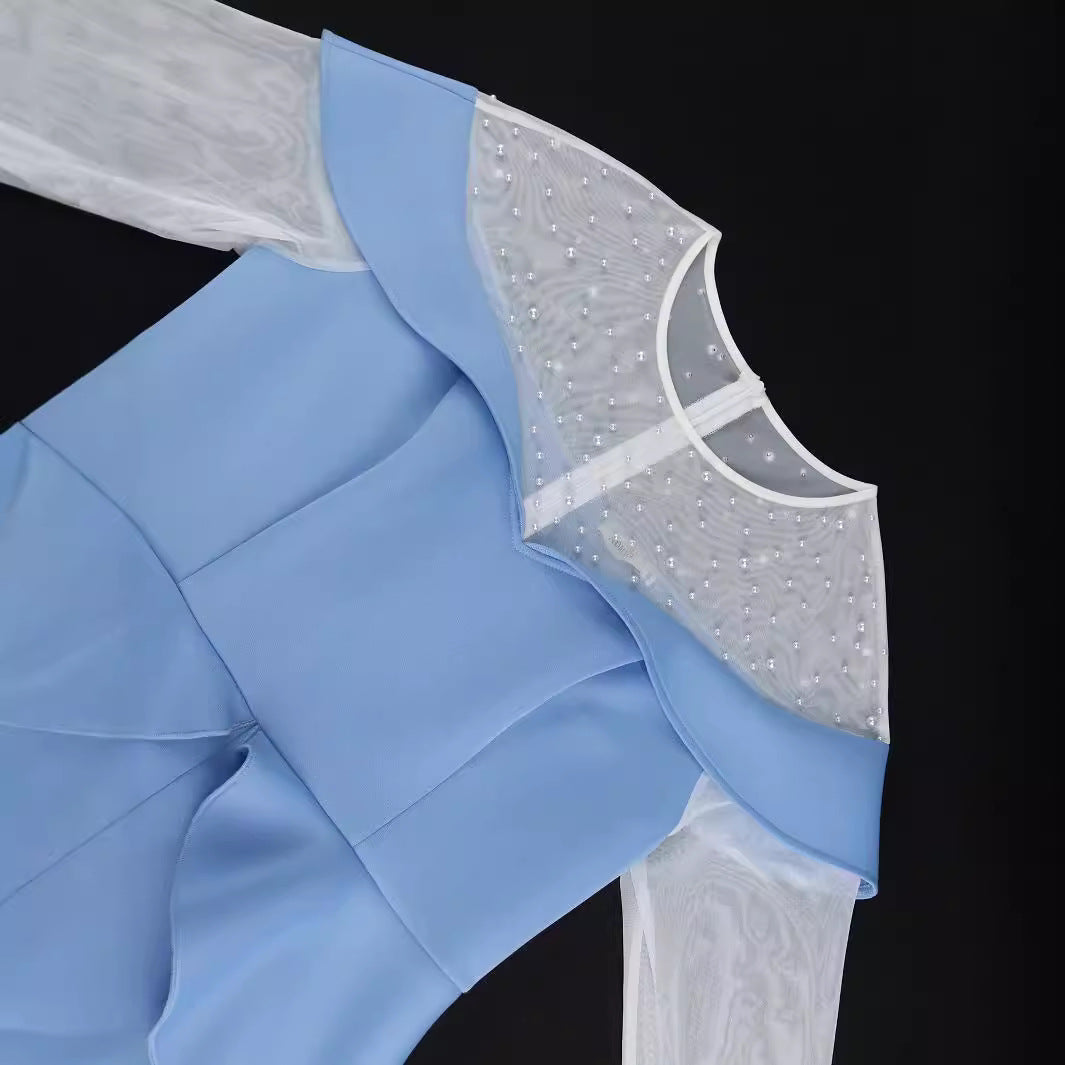 Damen elegantes, schulterfreies Midikleid mit zarten Rüschen in Blau. Perfektes Party- und Abendkleid.