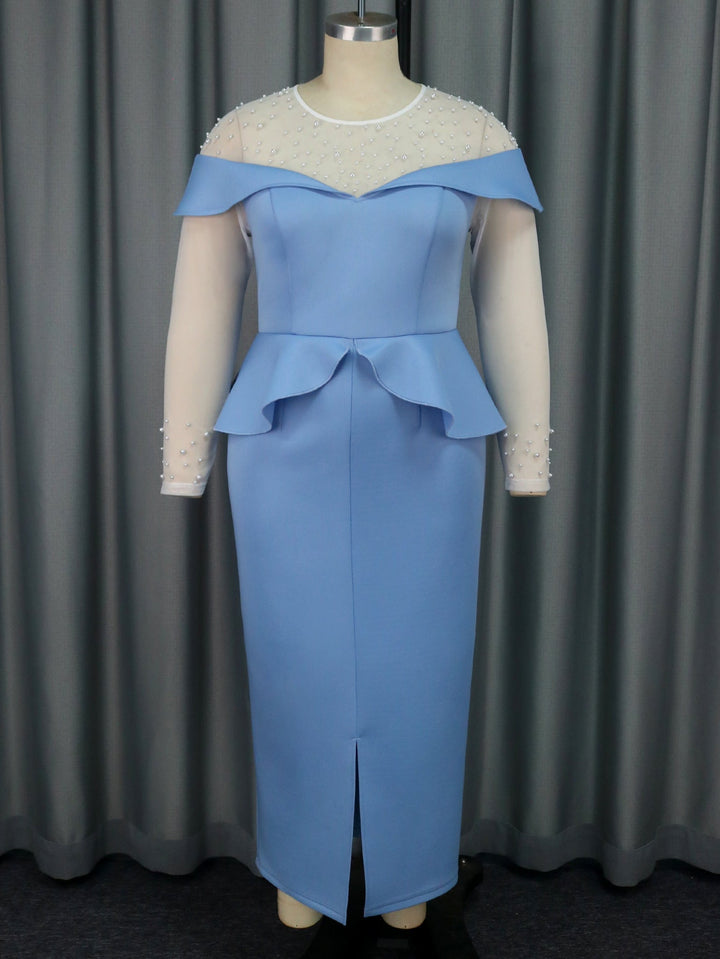 Feminin-elegantes blaues schulterfreies Midikleid für Damen mit Rüschen. Ideal als festliches Partykleid.