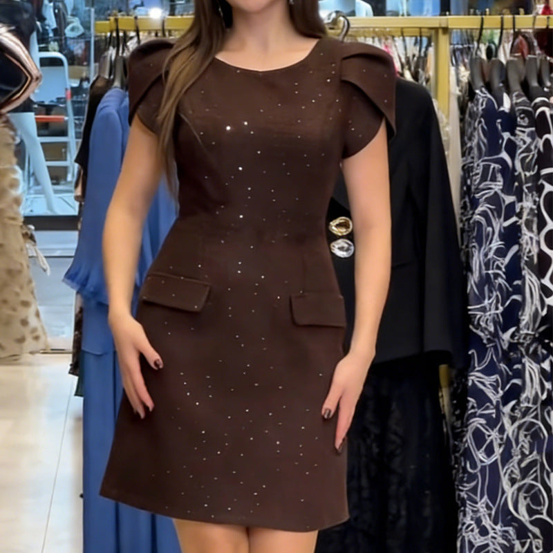 Elegantes braunes Damen Festkleid mit funkelnden Akzenten, Puffärmeln und tailliertem Schnitt für besondere Anlässe.