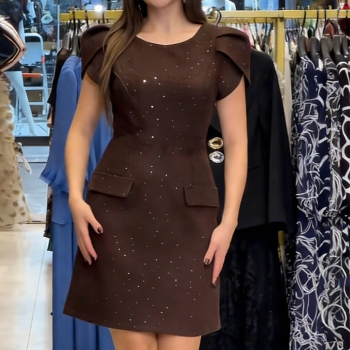 Elegantes braunes Damen Festkleid mit funkelnden Akzenten, Puffärmeln und tailliertem Schnitt für besondere Anlässe.