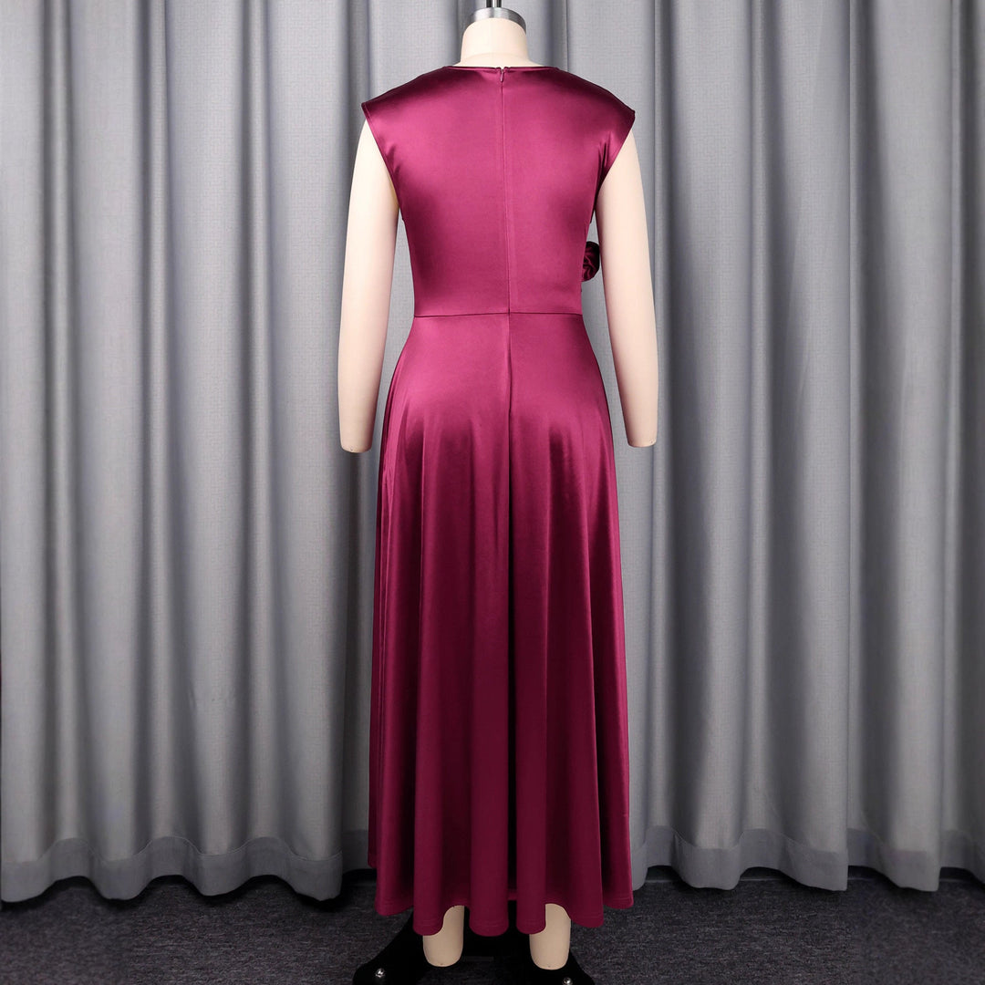Frau trägt elegantes burgunderfarbenes Maxikleid mit Herz-Ausschnitt & Schlitz. Ideal als Abendkleid.