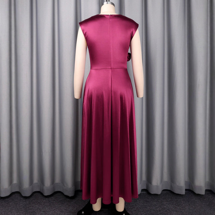 Frau trägt elegantes burgunderfarbenes Maxikleid mit Herz-Ausschnitt & Schlitz. Ideal als Abendkleid.
