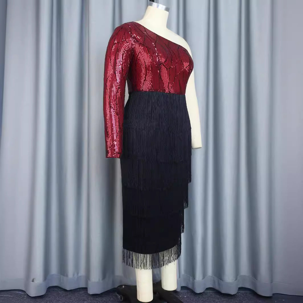 Damen Abendkleid in Burgunderrot, besetzt mit funkelnden Pailletten und zarten Fransen. Ideal für Feste.