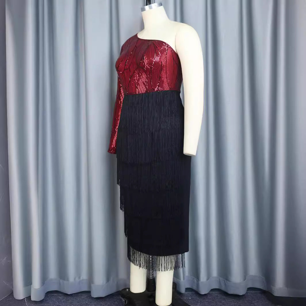 Stylisches Damen Partykleid mit Pailletten und Fransen. Ein elegantes Cocktailkleid für besondere Anlässe.