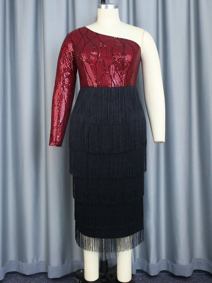 Luxuriöses Paillettenkleid mit Fransen für Damen. Elegantes Burgunder Cocktailkleid, perfekt für glamouröse Feste.
