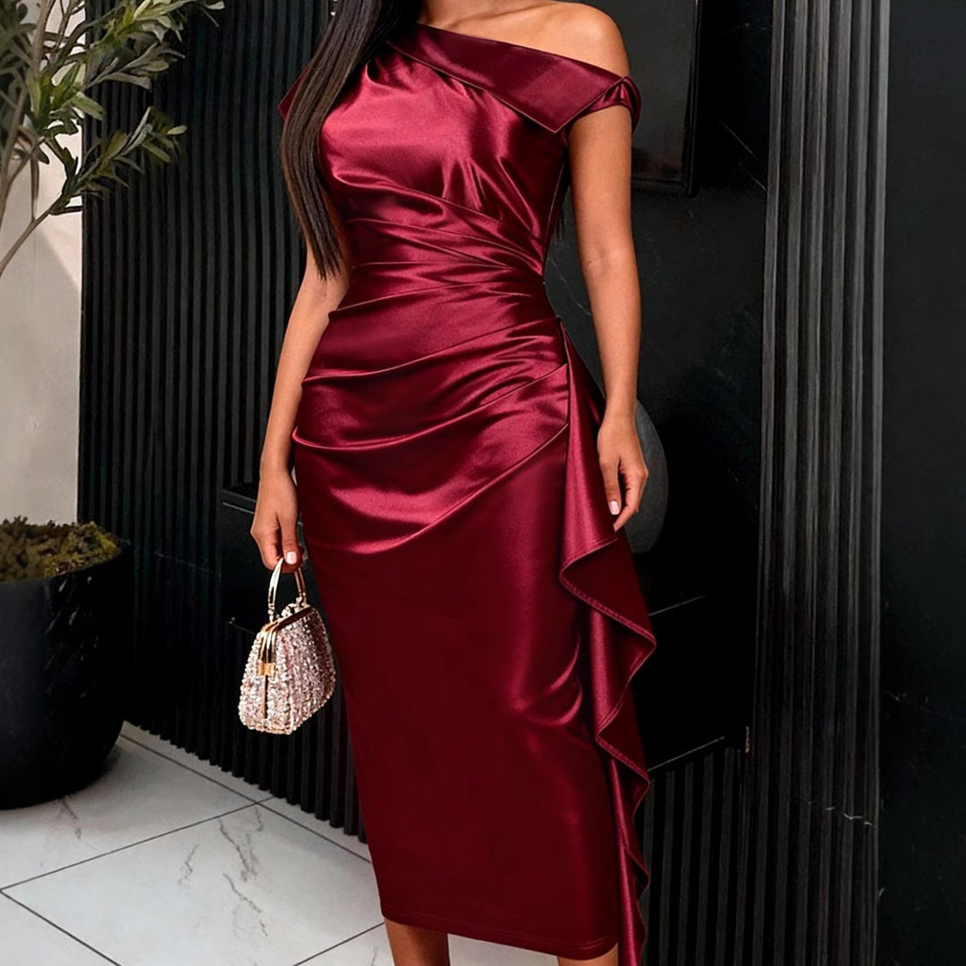 Elegantes burgunderrotes Damen Wickelkleid mit Rüschensaum, figurbetont und festlich für besondere Anlässe.