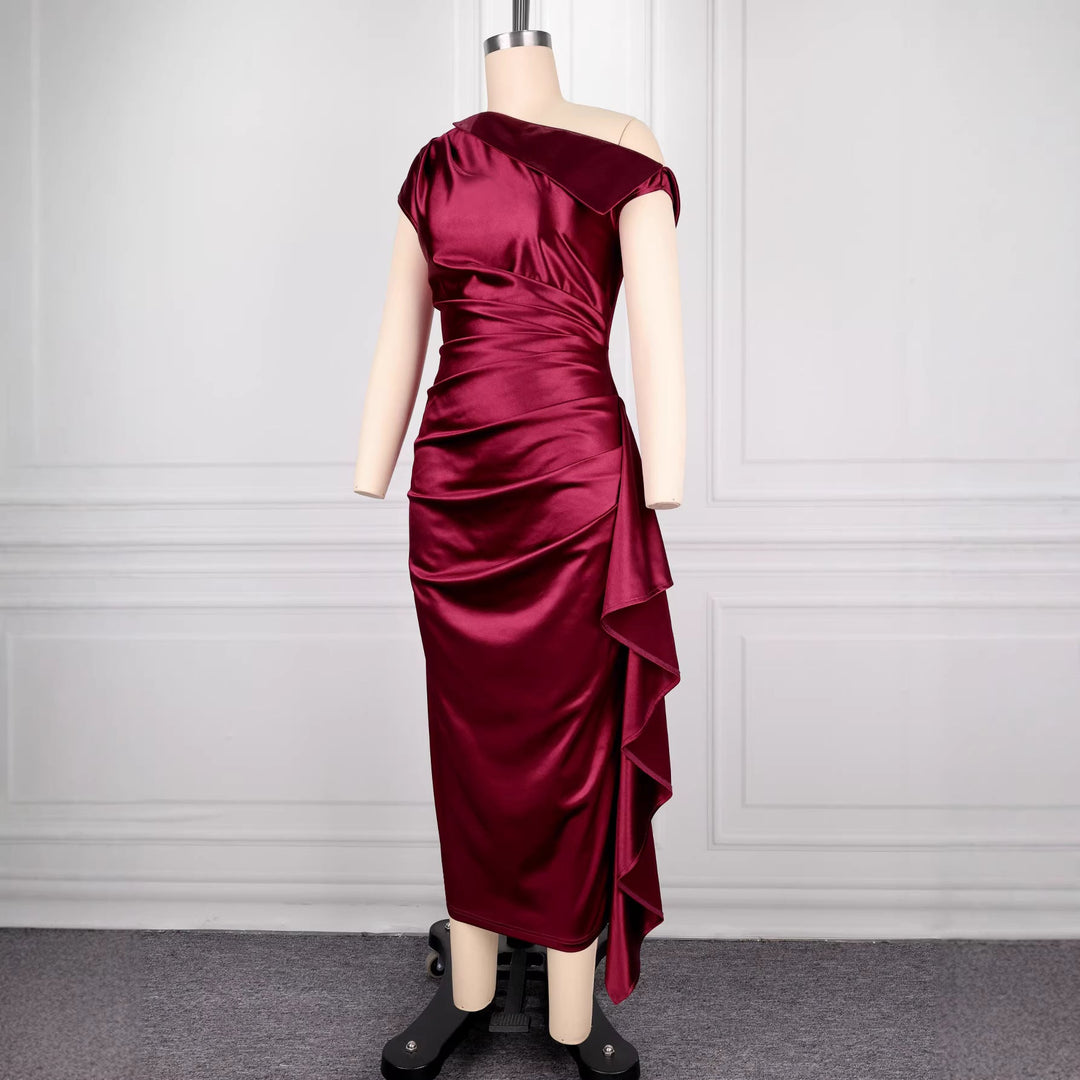 Asymmetrisches Wickelkleid in Burgunderrot für Damen, mit elegantem Rüschen-Saum, ideal als Party- oder Abendkleid.