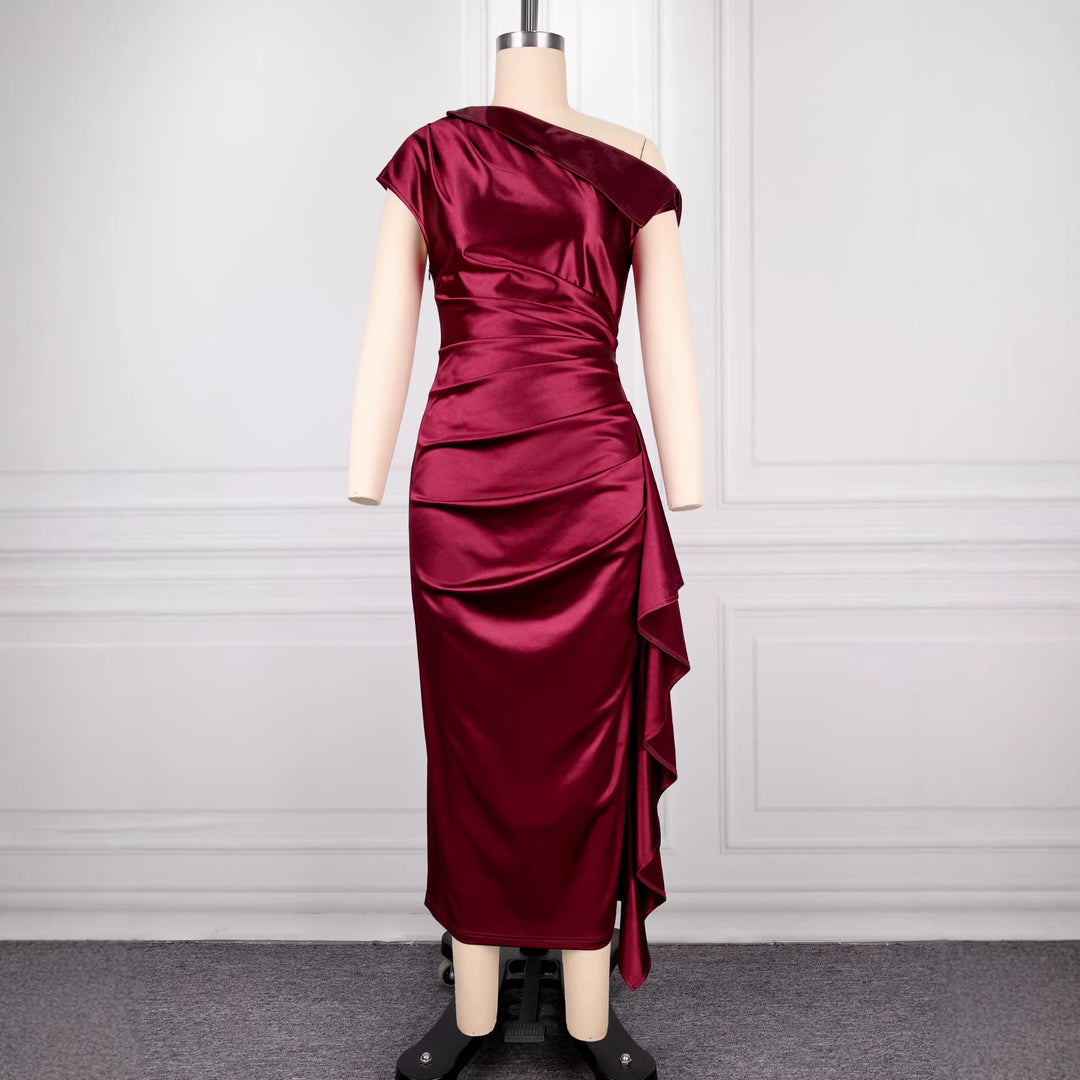 Figurbetontes Damen-Wickelkleid in Burgunderrot, mit eleganten Rüschen am Saum; perfekt für festliche Events.
