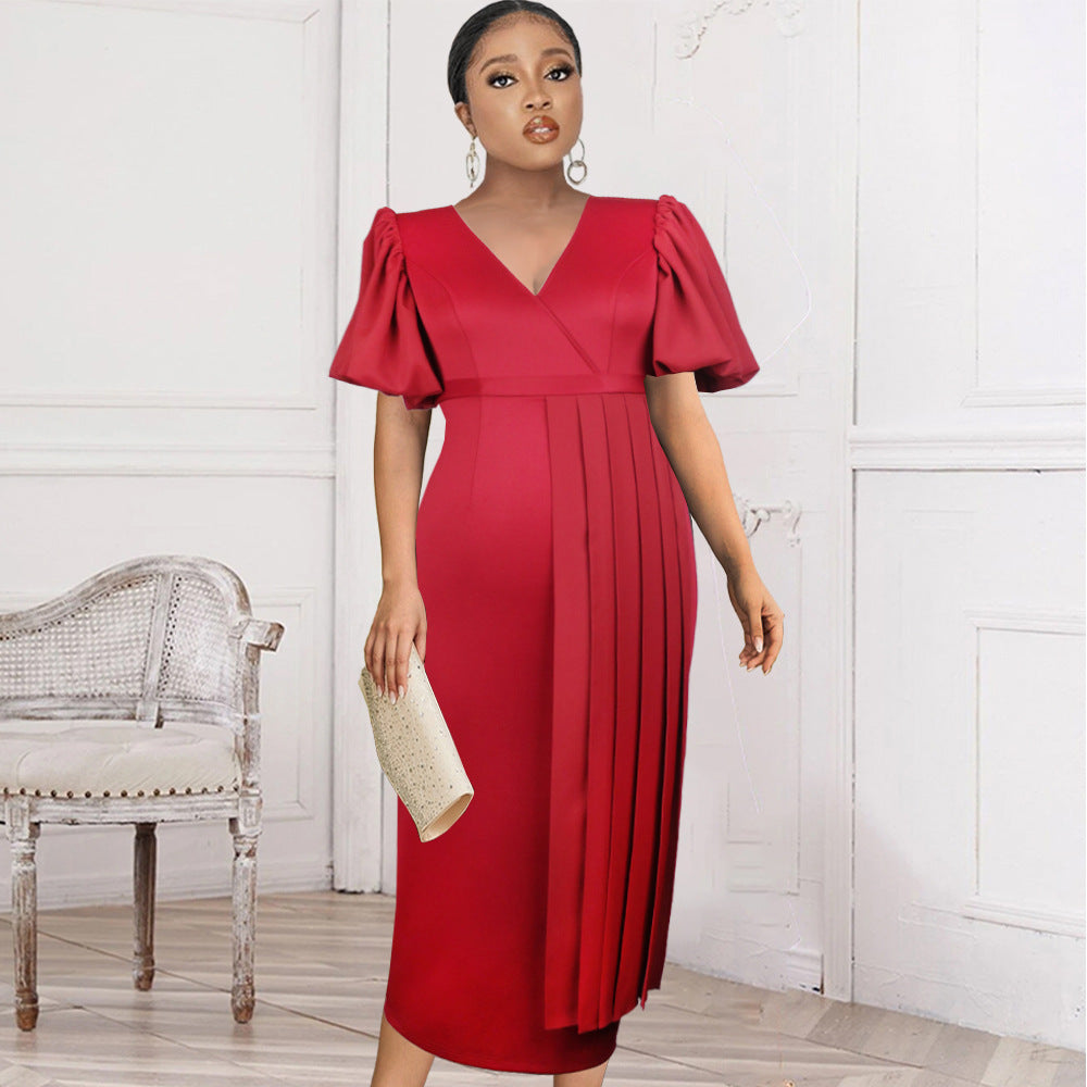 Elegantes burgunderrotes Faltenkleid für Damen mit V-Ausschnitt & stilvollen Puffärmeln. Ideal für Fest & Freizeit.