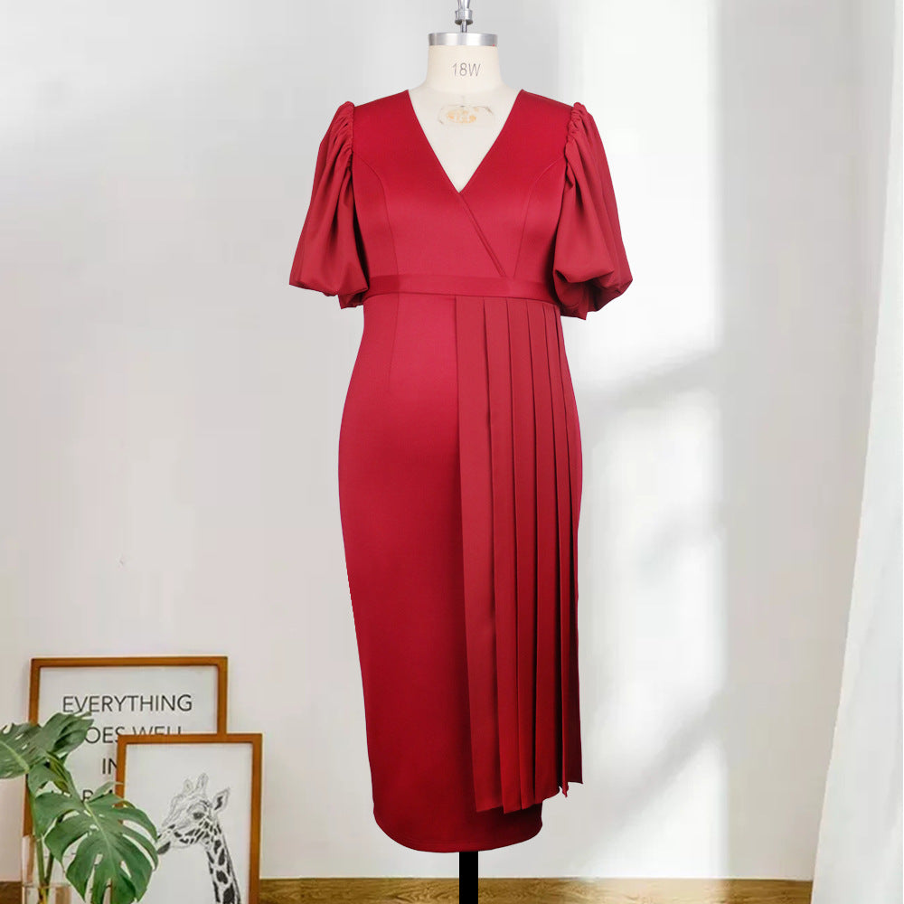 Modisches Damen-Faltenkleid mit tiefem V-Ausschnitt & eleganten Puffärmeln. Perfektes Sommerkleid für Anlässe.