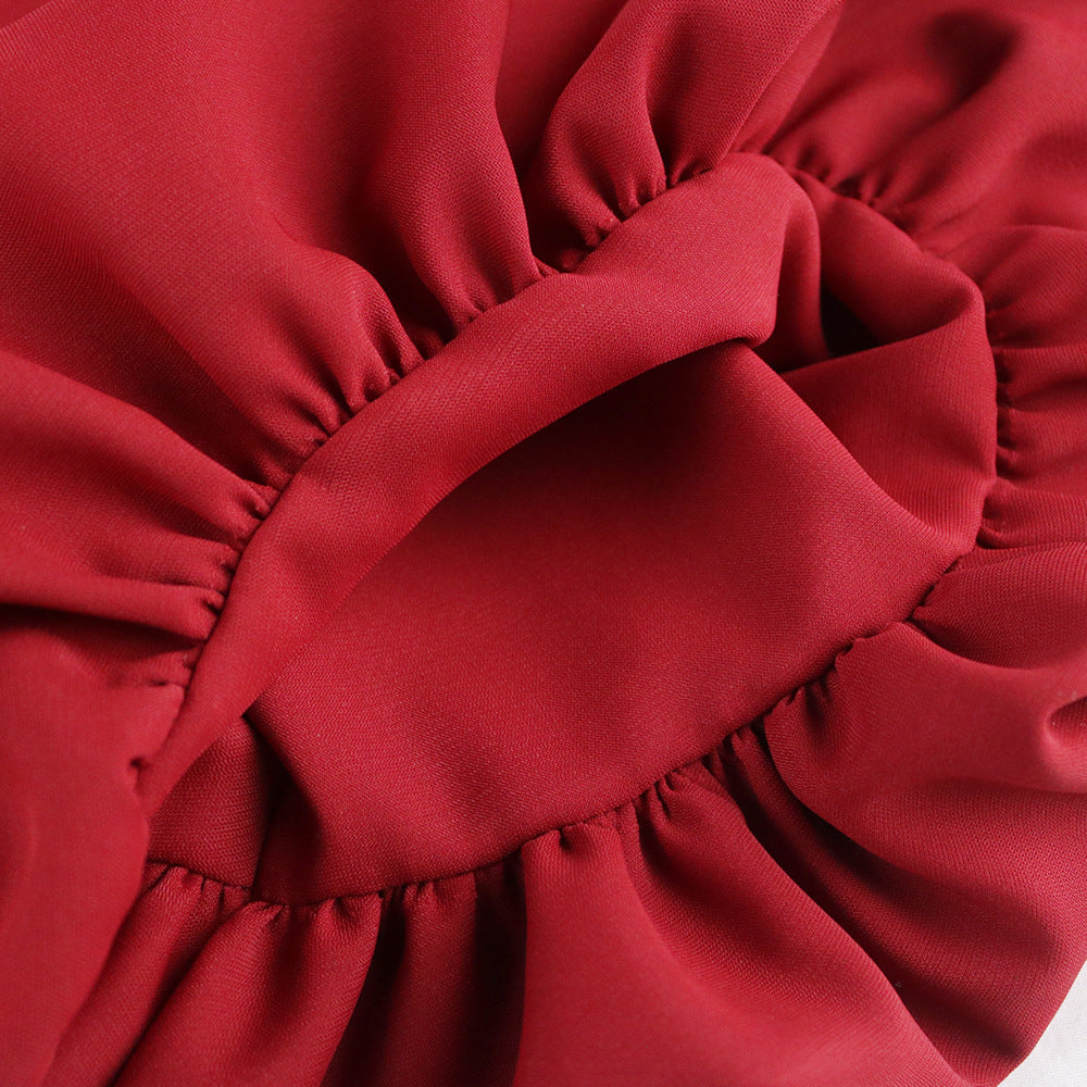 Burgunderrotes, elegantes Damen-Faltenkleid mit modischen Puffärmeln und V-Ausschnitt. Vielseitiges Sommerkleid.