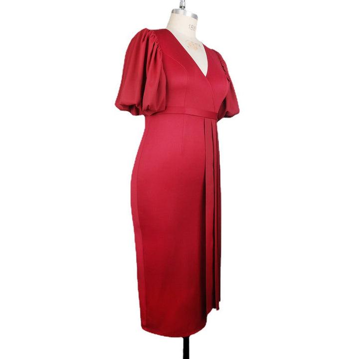 Festliches Damenkleid in Burgunderrot, mit V-Ausschnitt & modischen Puffärmeln. Elegant für Party & besondere Anlässe.
