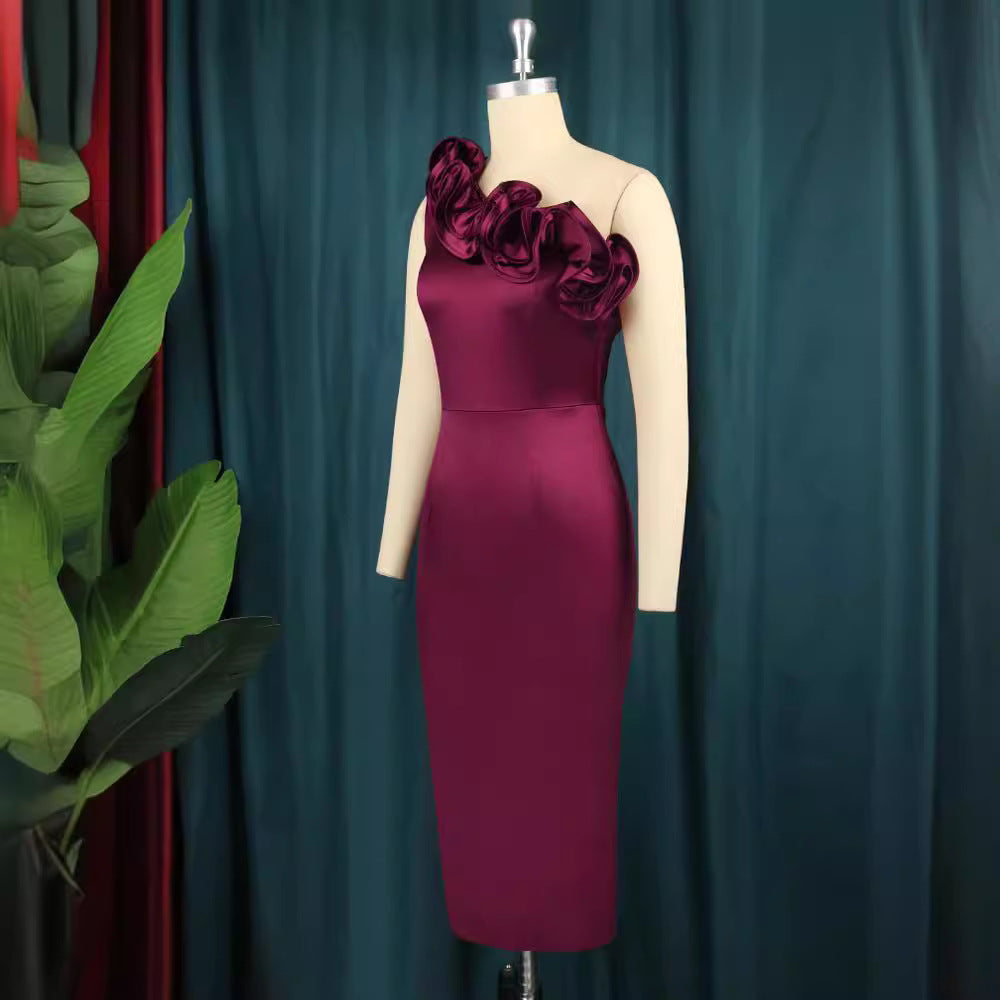 Schulterfreies langes Abendkleid für Damen in Burgunderrot mit eleganten Rüschen, ideal für Hochzeiten & besondere Anlässe.