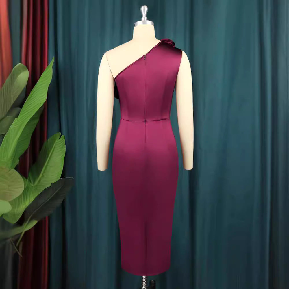 Burgunderrotes, elegantes Rüschen-Abendkleid für Damen, schulterfrei, langes Design, perfekt für festliche Garderobe.
