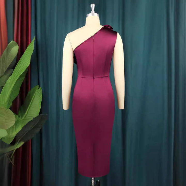 Burgunderrotes, elegantes Rüschen-Abendkleid für Damen, schulterfrei, langes Design, perfekt für festliche Garderobe.