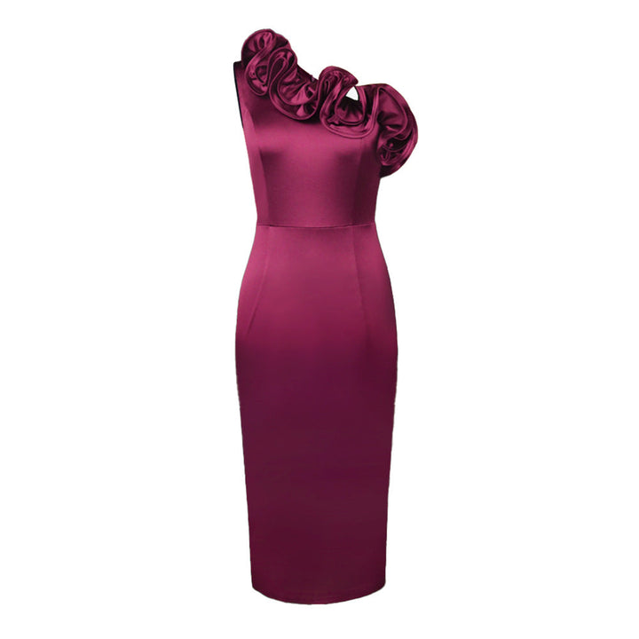 Fließendes, schulterfreies Abendkleid in Burgunderrot, elegantes Design mit Rüschen für Damen, ideal für festliche Events.
