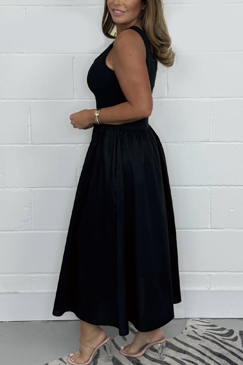 Stilvolles dunkelblaues A-Linien-Damenkleid, ärmellos, quadratischer Ausschnitt. Vielseitiges Sommerkleid.