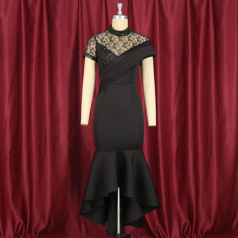 Nahaufnahme des filigranen Spitzenstoffs am eleganten schwarzen Damen Festkleid mit asymmetrischem Saum.