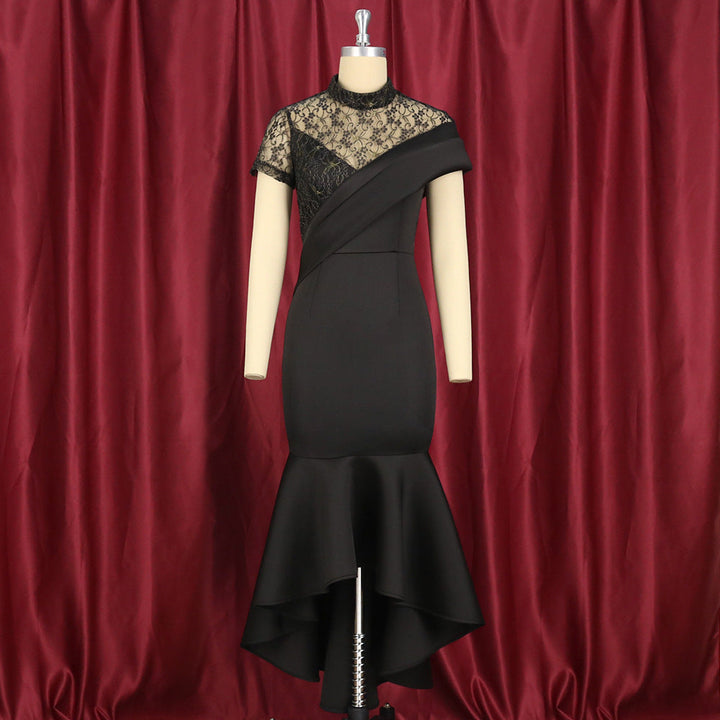 Nahaufnahme des filigranen Spitzenstoffs am eleganten schwarzen Damen Festkleid mit asymmetrischem Saum.