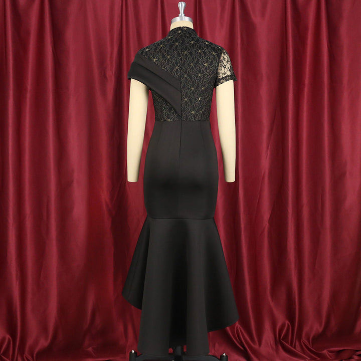 Model trägt schwarzes Spitzen Cocktailkleid, elegant geschnitten mit asymmetrischem Saum für Party & Hochzeit.