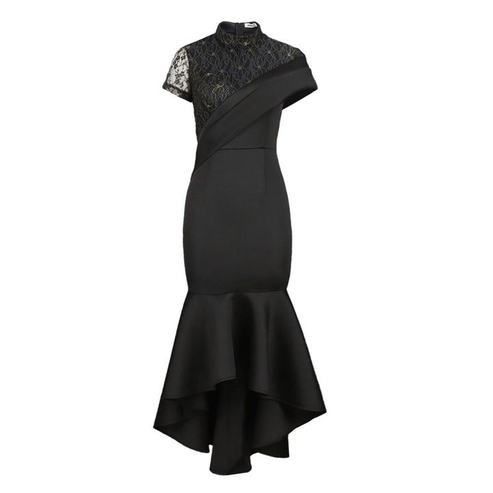 Detailansicht des asymmetrischen Saums am eleganten schwarzen Spitzen Abendkleid für Damen, festlicher Look.