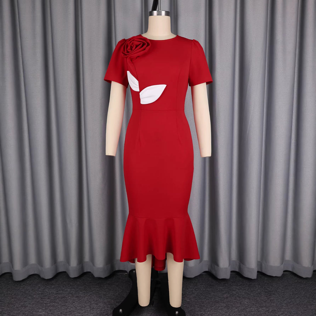 Rotes, langes Damen Cocktailkleid, figurschmeichelnd geschnitten, ideal für festliche Anlässe und Partys.