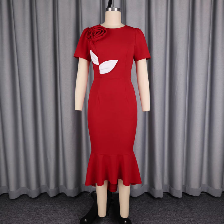 Rotes, langes Damen Cocktailkleid, figurschmeichelnd geschnitten, ideal für festliche Anlässe und Partys.