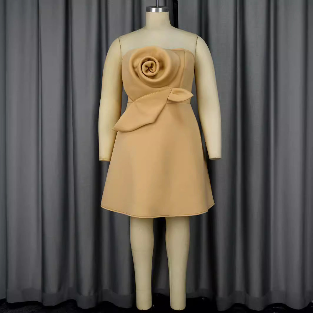 Schulterfreies, elegantes Damenkleid in Khaki mit Rosendekor, ideal für Abendveranstaltungen.