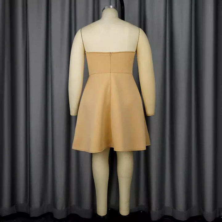 Festliches Khaki-Cocktailkleid für Damen mit zarten Rosen-Details und figurschmeichelnder Passform.