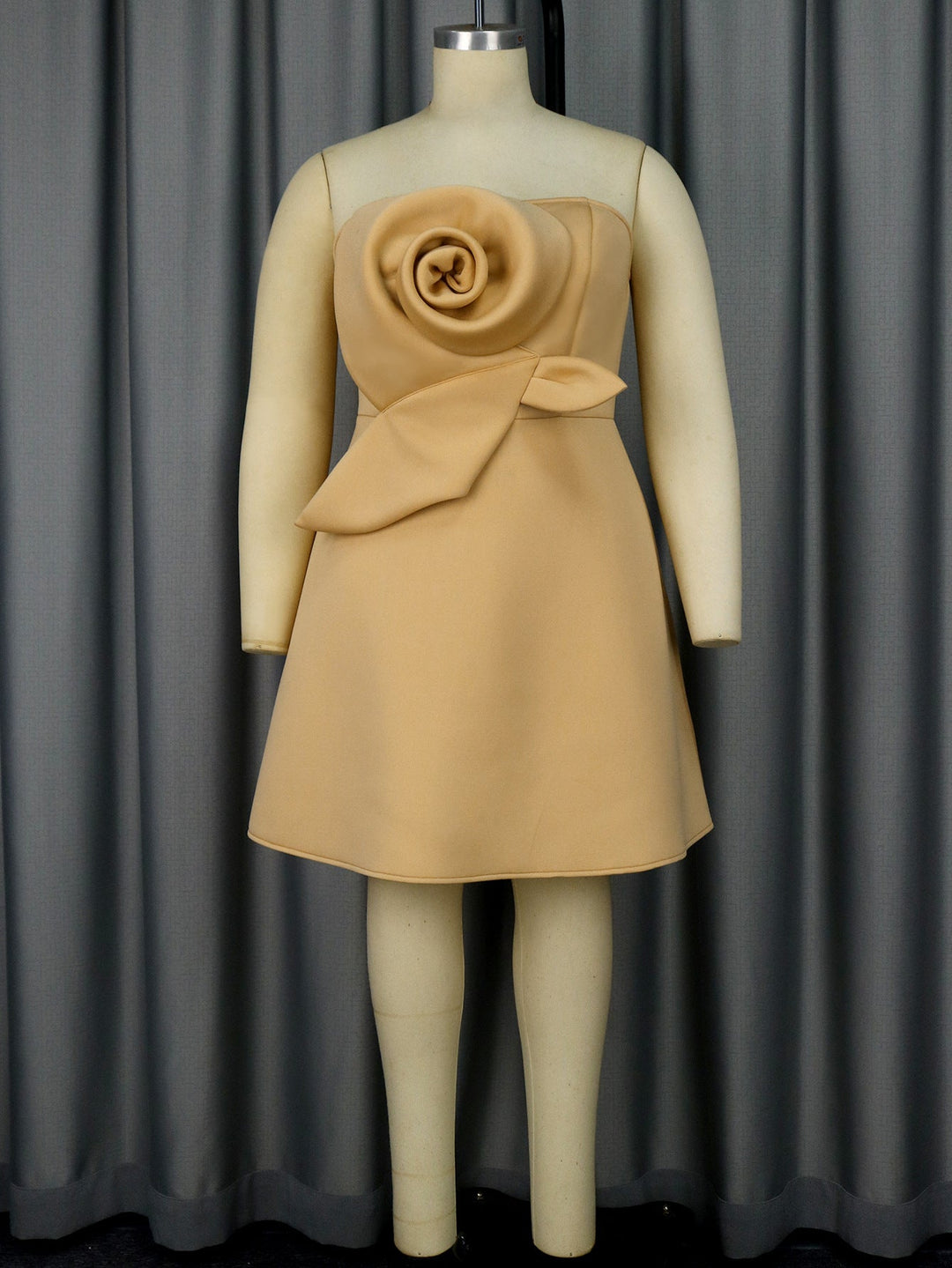 Elegantes Damen Festkleid in Khaki mit Rosenapplikation, schmeichelhafter Schnitt, ideal für formelle Anlässe.