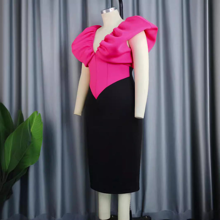 Modernes Abendkleid für Damen in Magenta, mit auffälligem Rüschen-Bustier und fließendem Rock.