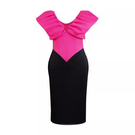 Luxuriöses Damenkleid in Magenta mit opulenten Rüschen; ein Hingucker für jeden festlichen Anlass.