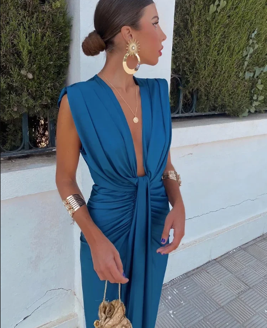 Figurbetontes Damen Cocktailkleid 'Malina' mit tiefem V-Ausschnitt. Ärmelloses elegantes Abendkleid.