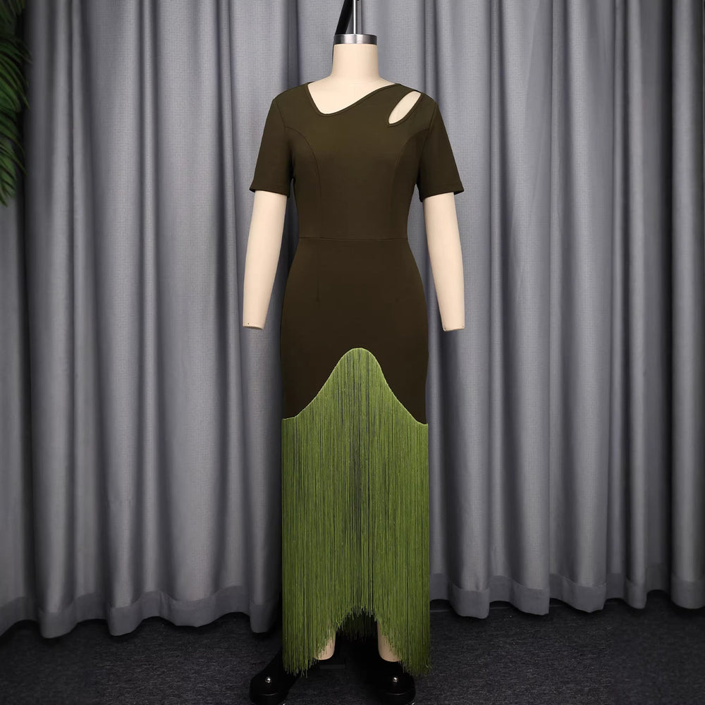 Grünes elegantes Damen-Langarmkleid mit asymmetrischem Saum und stylischem Cut-Out, ideal für festliche Anlässe.