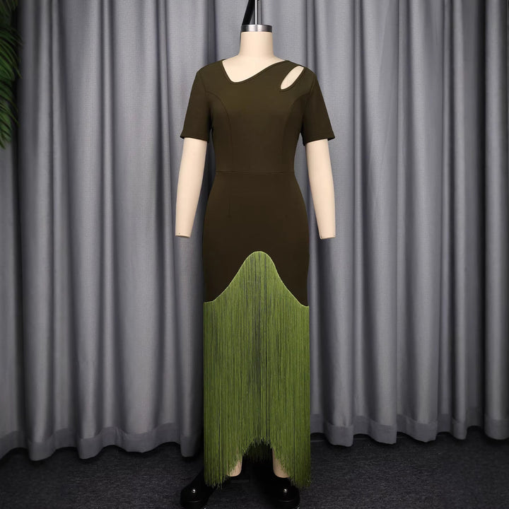 Grünes elegantes Damen-Langarmkleid mit asymmetrischem Saum und stylischem Cut-Out, ideal für festliche Anlässe.