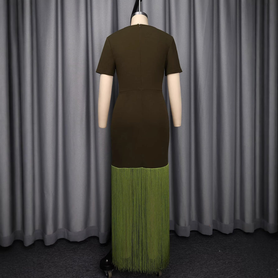 Fashion-Statement Damenkleid: Asymmetrischer Saum, Cut-Out, langarm. Modernes, elegantes Partykleid.