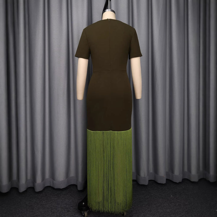 Fashion-Statement Damenkleid: Asymmetrischer Saum, Cut-Out, langarm. Modernes, elegantes Partykleid.