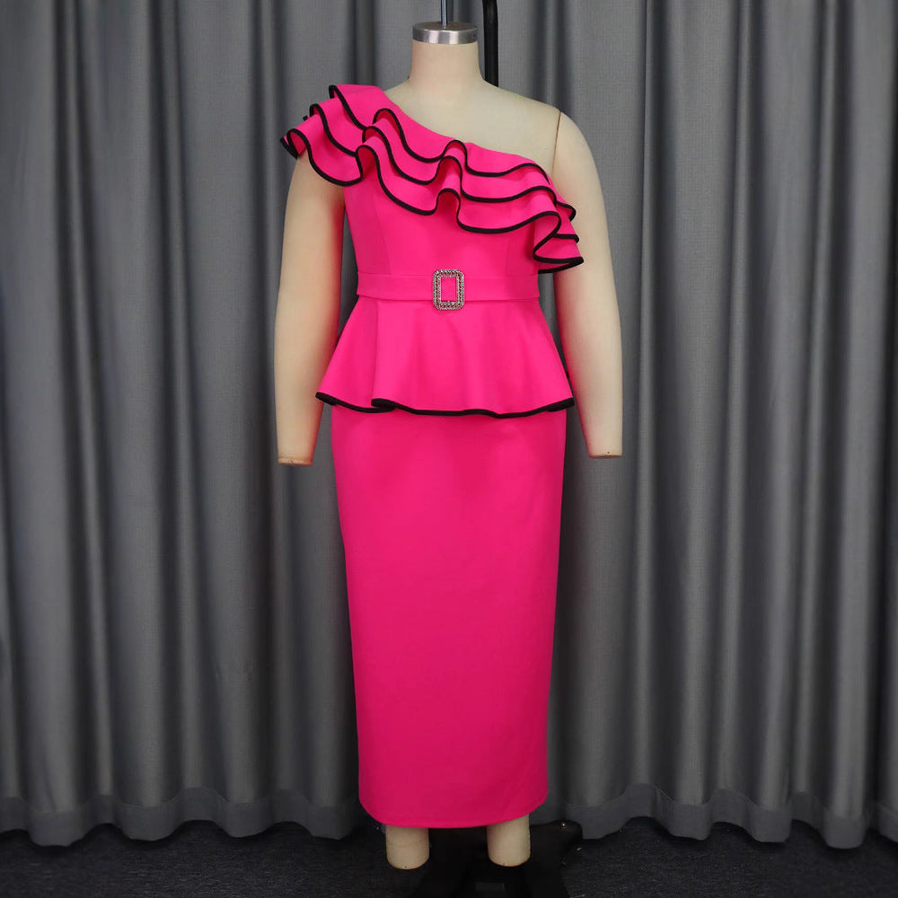 Glamouröses Partykleid für Damen, festlich, mit Rüschendetails und schickem Glitzergürtel.
