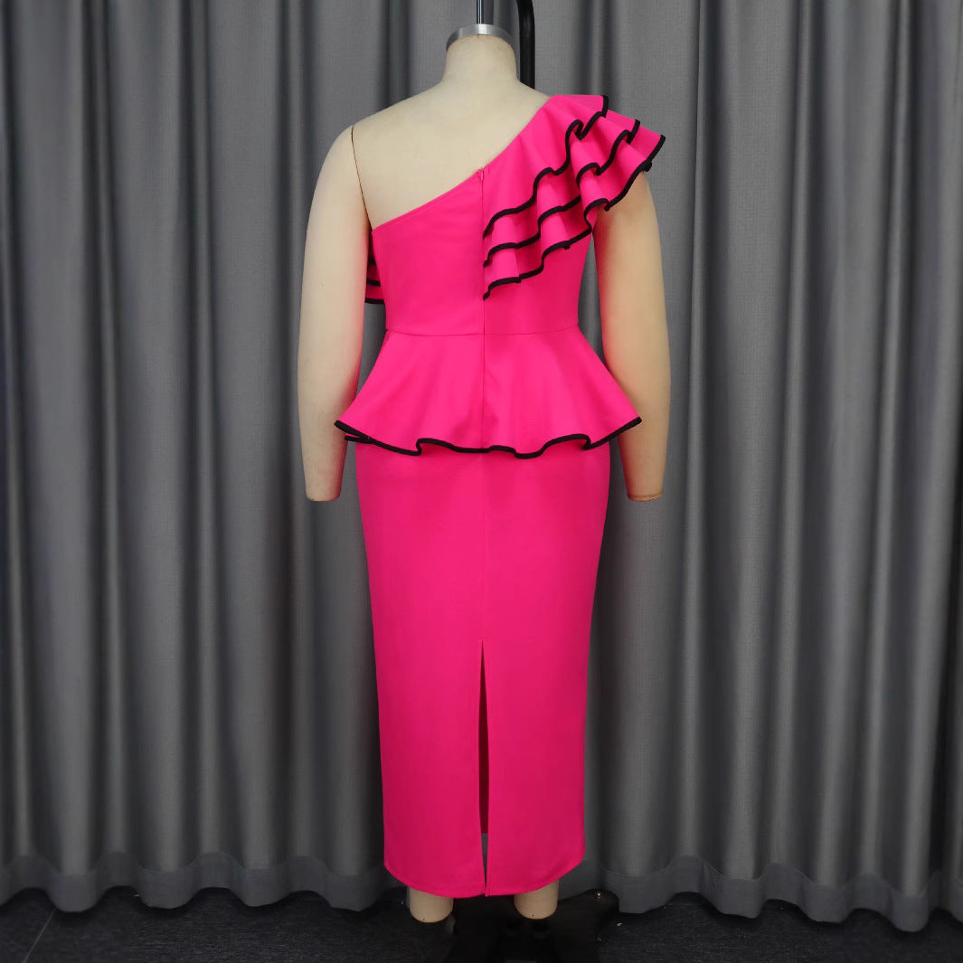 Damen Abendkleid mit eleganten asymmetrischen Rüschen, Glitzergürtel, ideal für Hochzeitsgast.