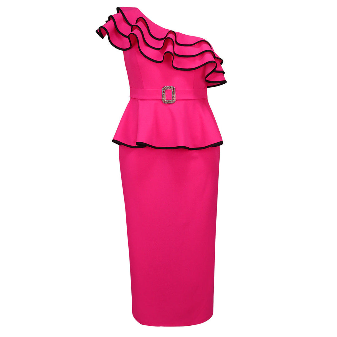 Exquisites Damen Festkleid mit fließenden asymmetrischen Rüschen und schimmerndem Gürtel.