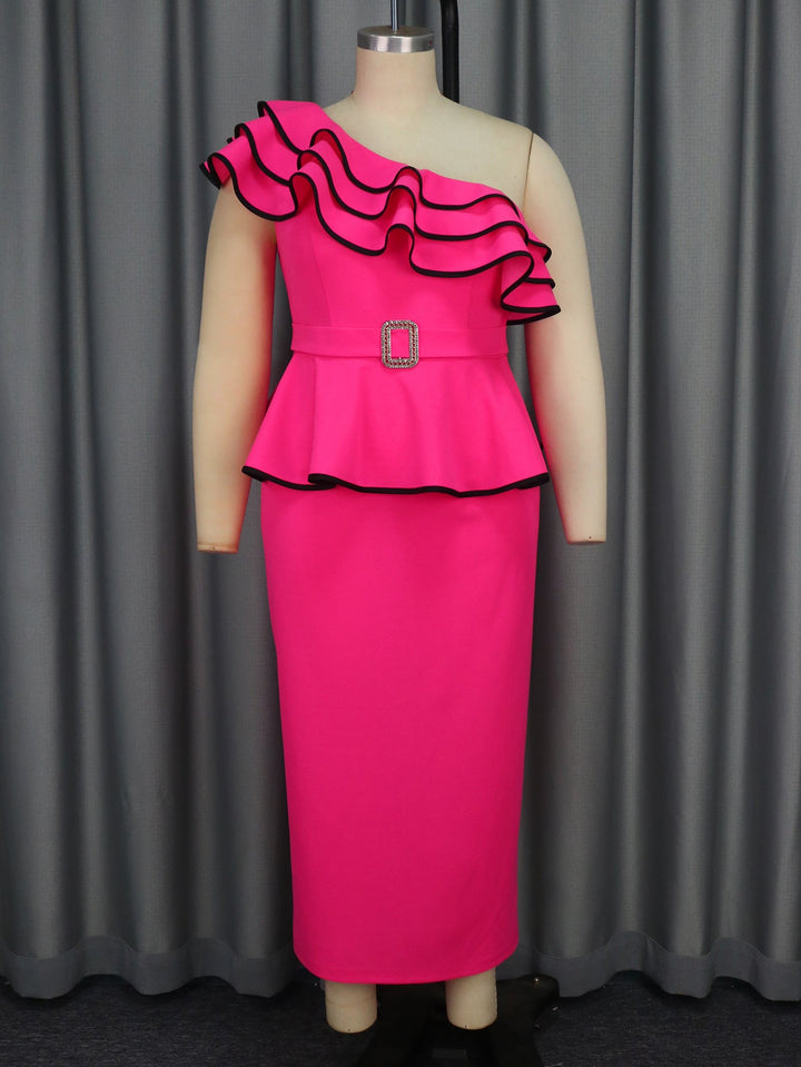 Stilvolles Damen Abendkleid, glamourös, mit eleganten Rüschen und dekorativem Glitzergürtel.