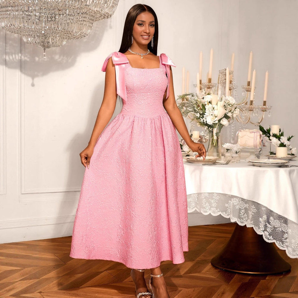 Langes, festliches Damen Abendkleid mit stilvollen Satinschleifen für Hochzeiten & besondere Anlässe.