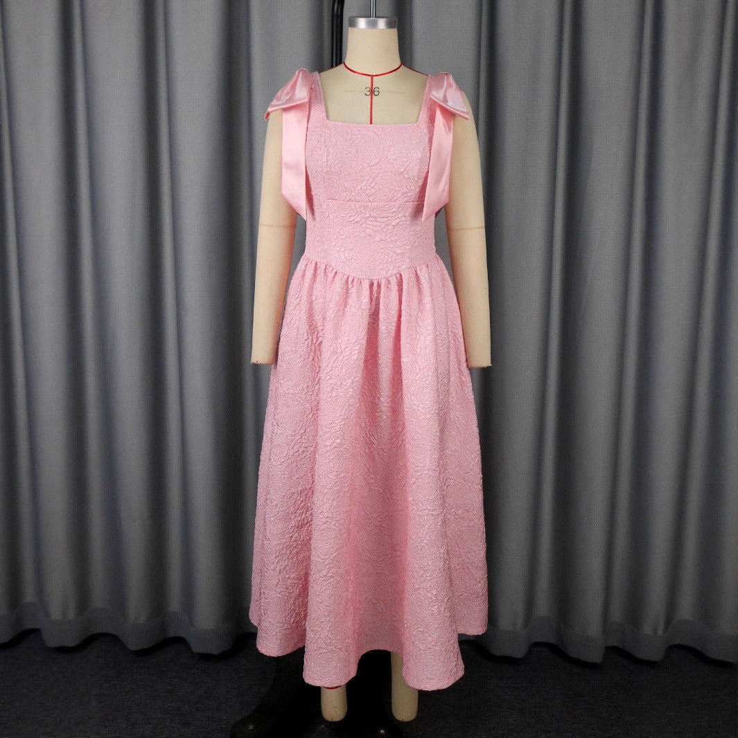Schickes Maxikleid mit auffälligen Satinschleifen, ideal als Cocktailkleid für elegante Damen.