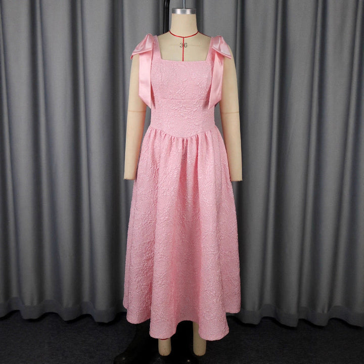 Schickes Maxikleid mit auffälligen Satinschleifen, ideal als Cocktailkleid für elegante Damen.